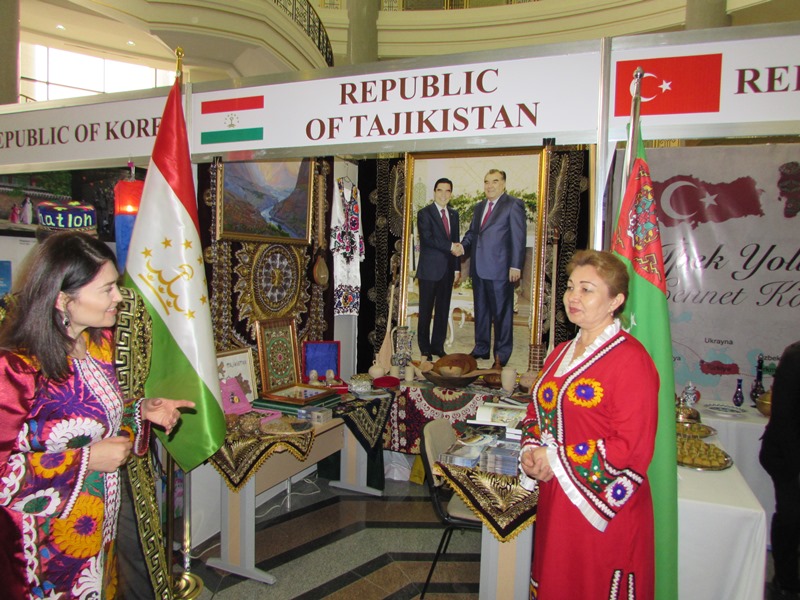На выставке в Ашхабаде организовали культурный уголок Таджикистана
