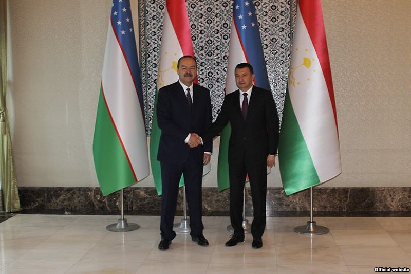 Премьер-министры Узбекистана Абдулла Арипов и Таджикистана Кохир Расулзода