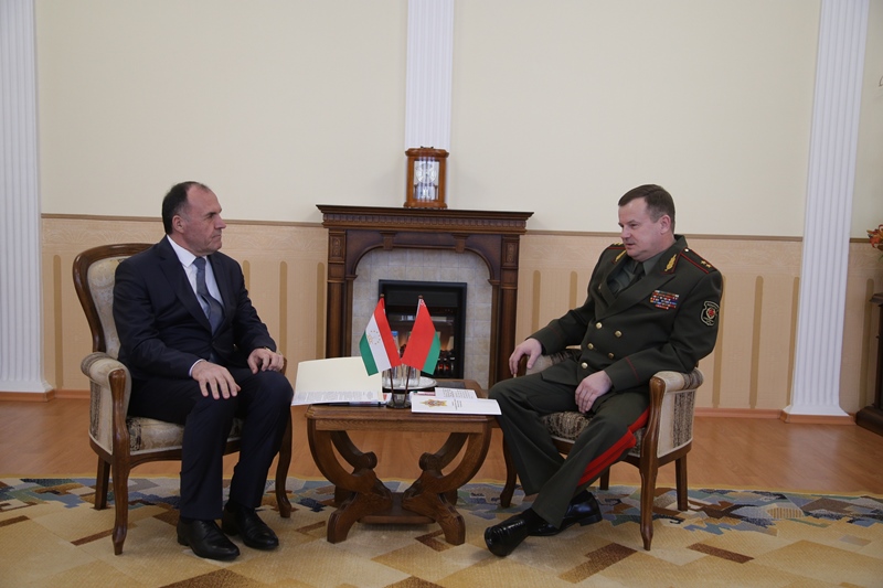 Посол РТ в РБ Махмадшариф Хакдод и министр обороны Беларуси Андрей Равков.