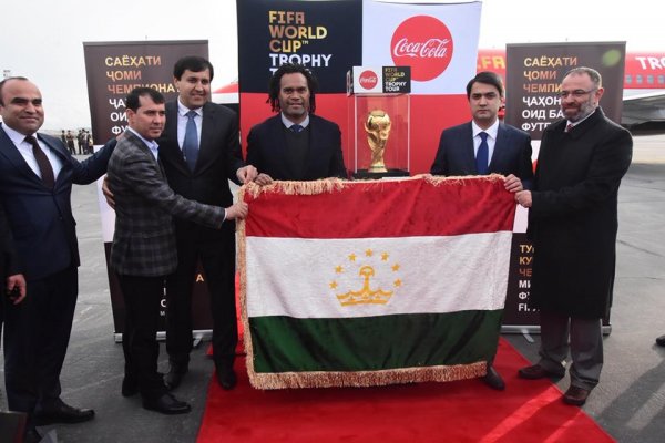 Cотни таджикистанцев собрались в Душанбе, чтобы воочию увидеть Кубок чемпионата мира по футболу