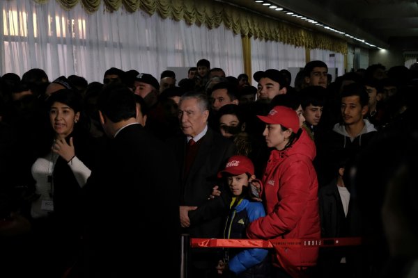 Cотни таджикистанцев собрались в Душанбе, чтобы воочию увидеть Кубок чемпионата мира по футболу