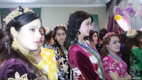 В Таджикистане создали эскизы для моделей национальной одежды