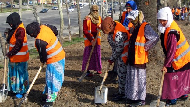 Рустам Эмомали выделил женщинам, следящим за чистотой в Душанбе, по 1000 сомони