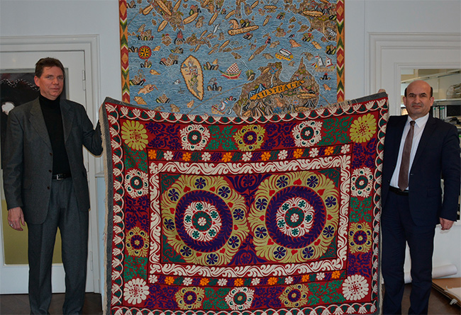 Этнологическому музею Берлина подарили таджикский чакан