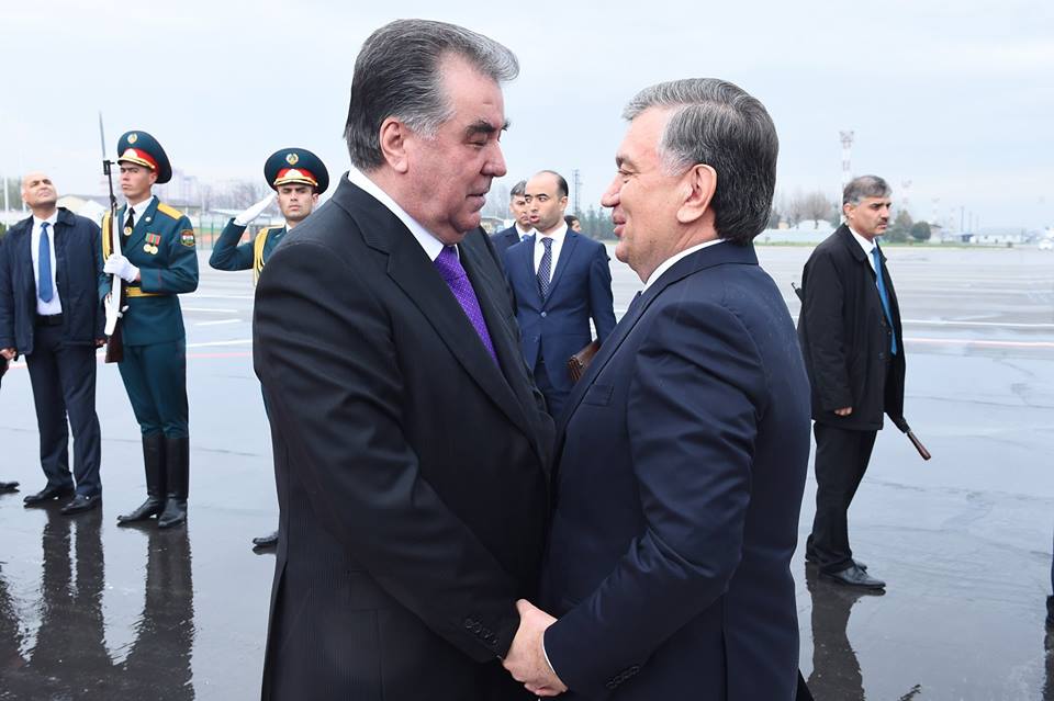 Эмомали Рахмон встретил Шавката Мирзиёева, Международный аэропорт Душанбе, 9 марта 2018 года