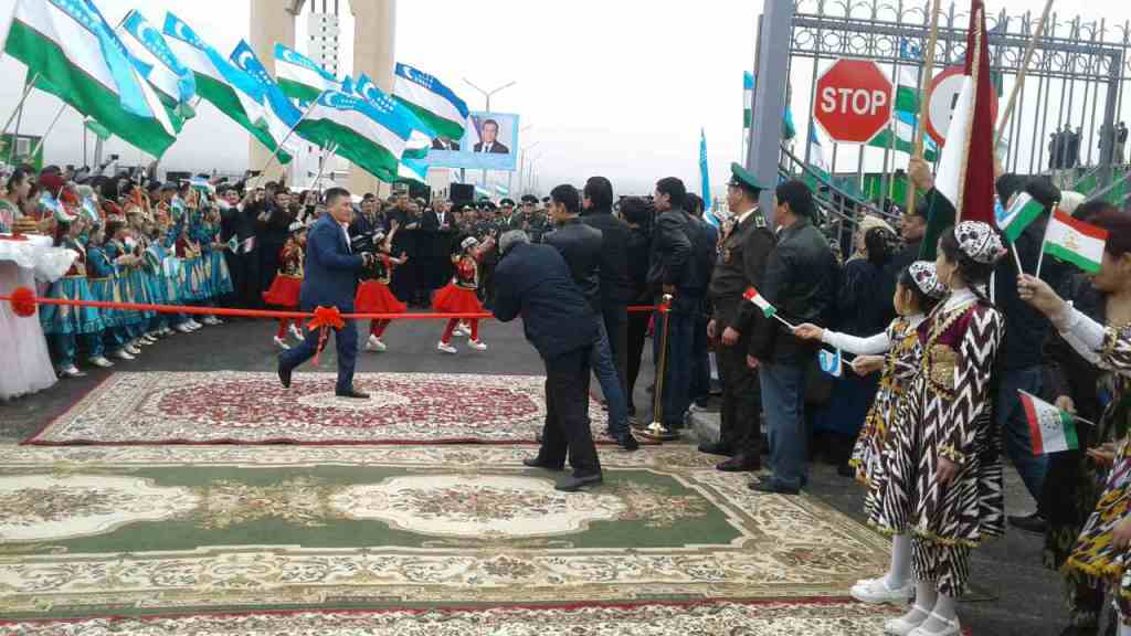 Погранслужба ГКНБ пояснила, как и с какими документами пересекать таджикско-узбекскую границу