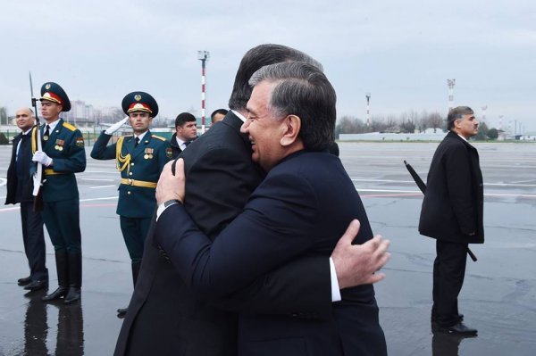Шавкат Мирзиёев прибыл в Душанбе. Его встретил лично Эмомали Рахмон