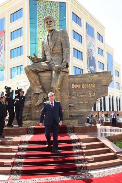 Президент открыл памятник Лоику Шерали в Пенджикенте