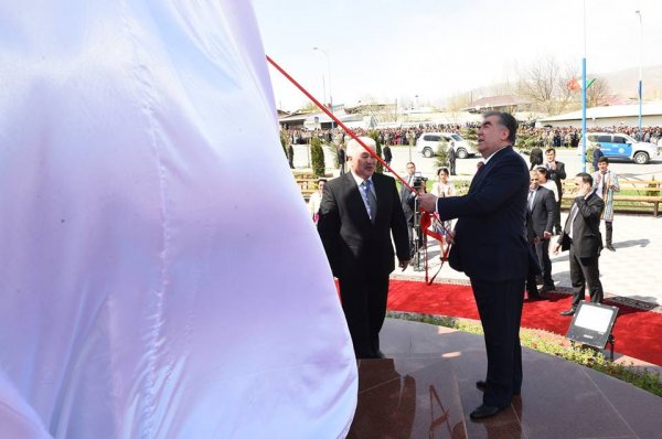 Президент открыл памятник Лоику Шерали в Пенджикенте