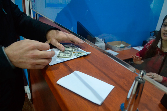 Таджикистанцам разрешили отправлять валюту за рубеж в большем размере