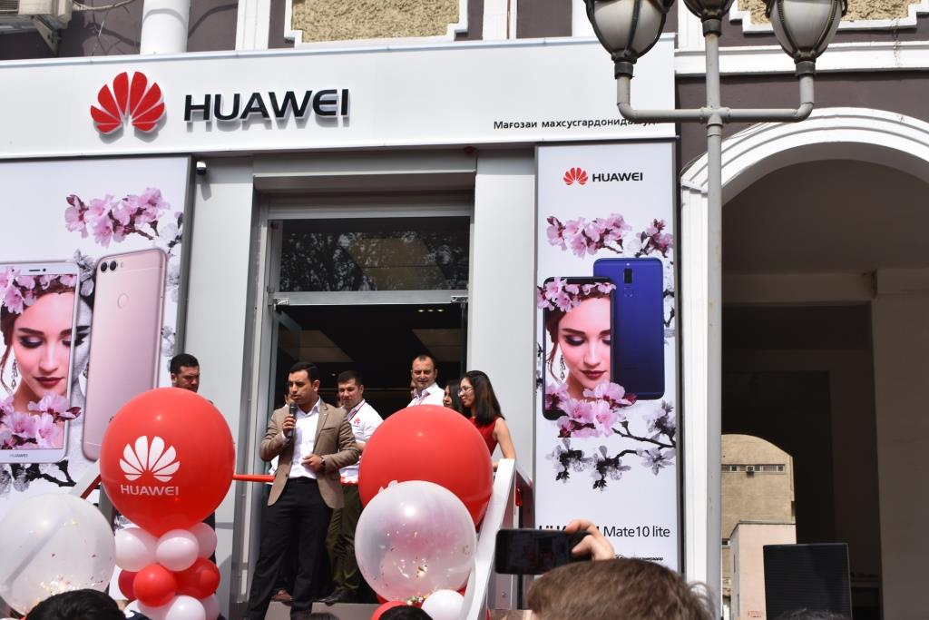 В Душанбе открылся первый бренд-шоп компании Huawei