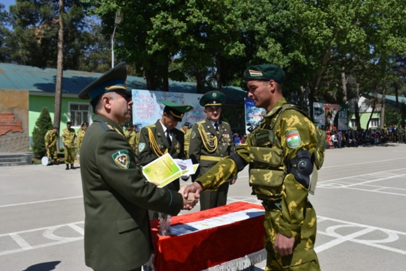 Ряды пограничных войск Таджикистана пополнили 80 прапорщиков