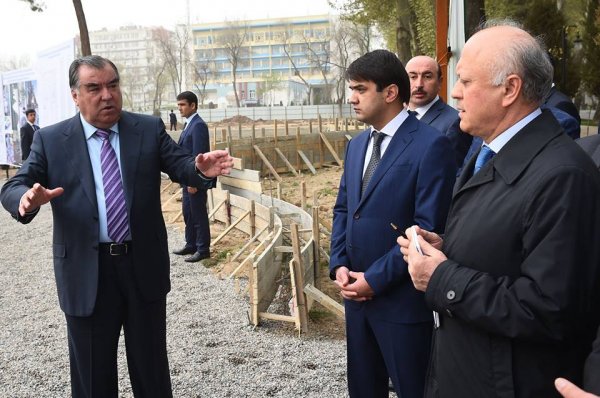 Президент ознакомился с ходом возведения нового бульвара в Душанбе