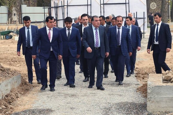 Президент ознакомился с ходом возведения нового бульвара в Душанбе
