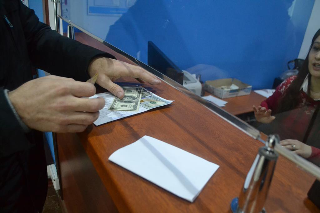 Таджикистанцам запретили отправлять деньги иностранцам