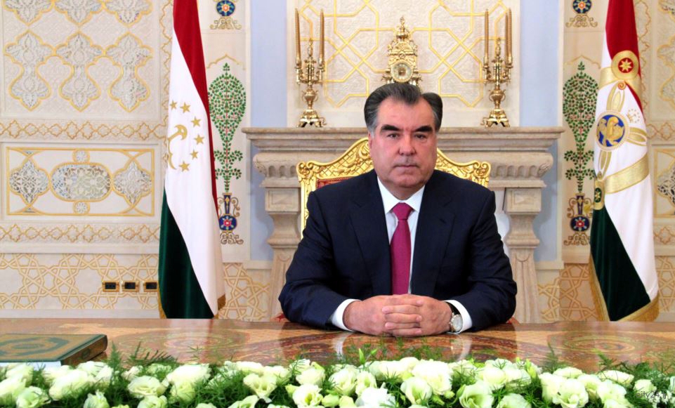 Эмомали Рахмон поздравил народ Таджикистана с Днем Победы
