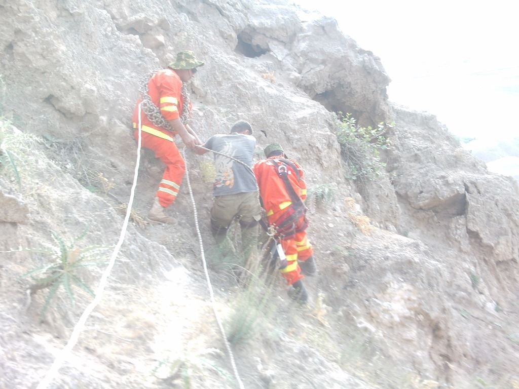 Спасатели КЧС спустили незадачливого альпиниста с горы