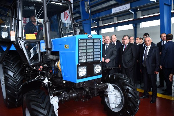 Главы Таджикистана и Беларуси запустили первую очередь предприятия по сборке тракторов в Гиссаре