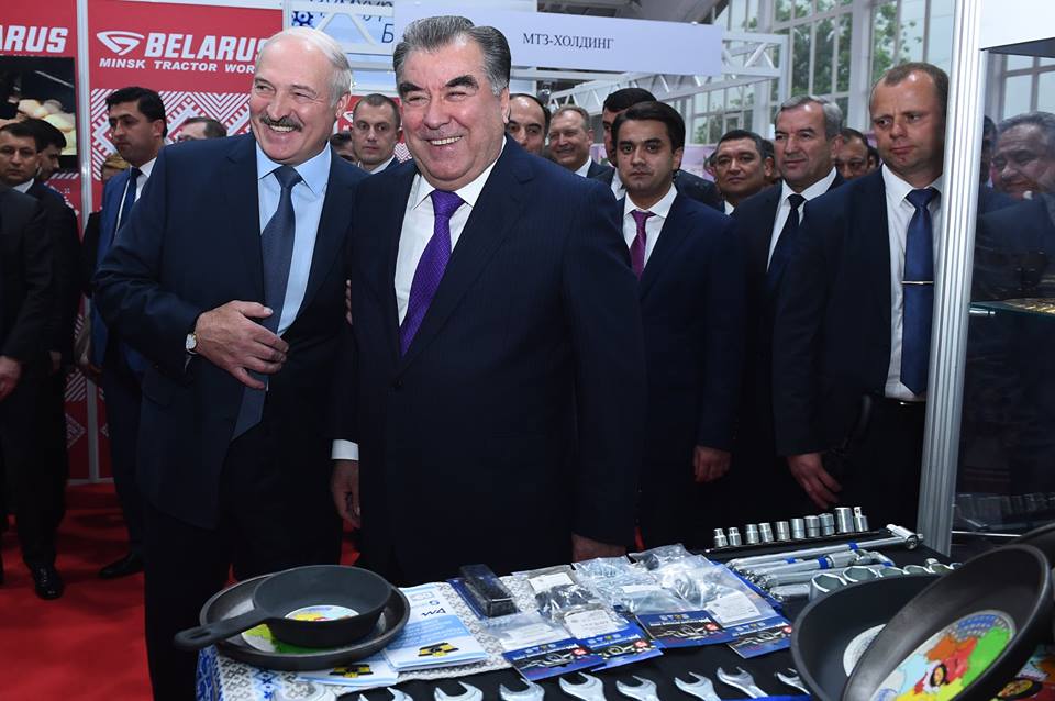 Рахмон и Лукашенко официально открыли белорусскую выставку в Душанбе