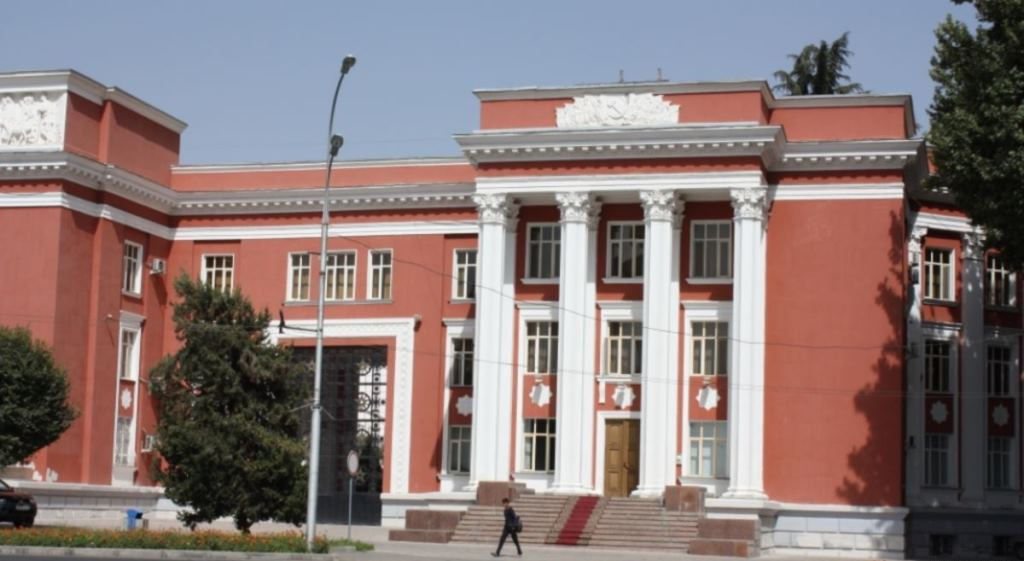 Таджикистан надеется в решении своих проблем на внешнюю помощь