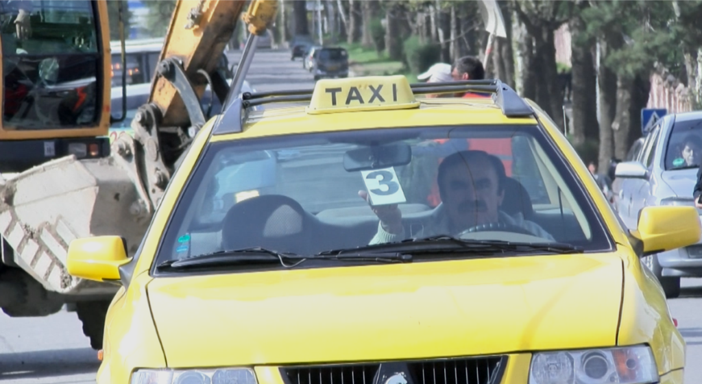 Кроме служб такси и «бомбил» в Душанбе есть и трехсомоновые такси, с которыми городские власти тщетно воюют уже несколько лет