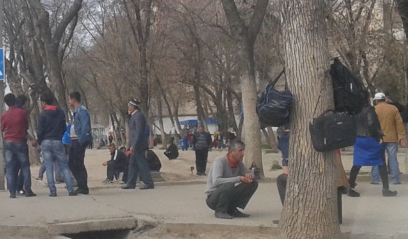 Душанбе, 82 микрорайон, рынок труда (прямо на улице)