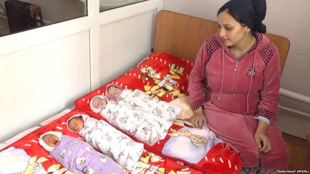 В Душанбе в семье студентов родились четверо близнецов