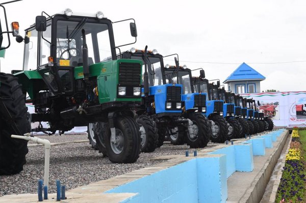 650 тракторов в год. Рахмон и Лукашенко открыли СП по сборке тракторов