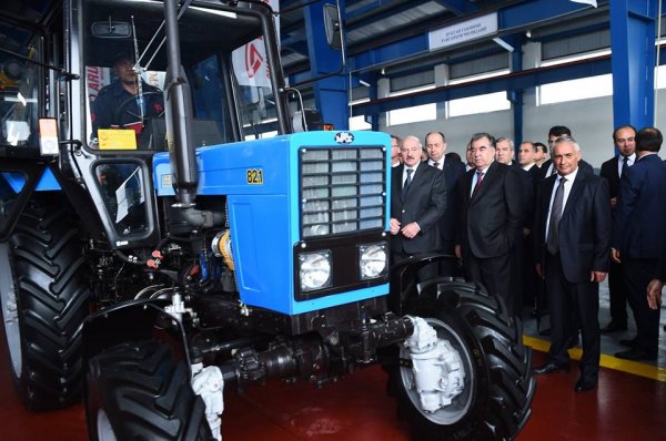 650 тракторов в год. Рахмон и Лукашенко открыли СП по сборке тракторов