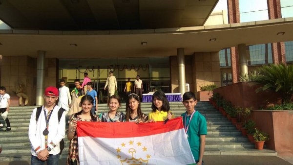 Таджикские школьники забрали почти все золото на олимпиаде в Индии