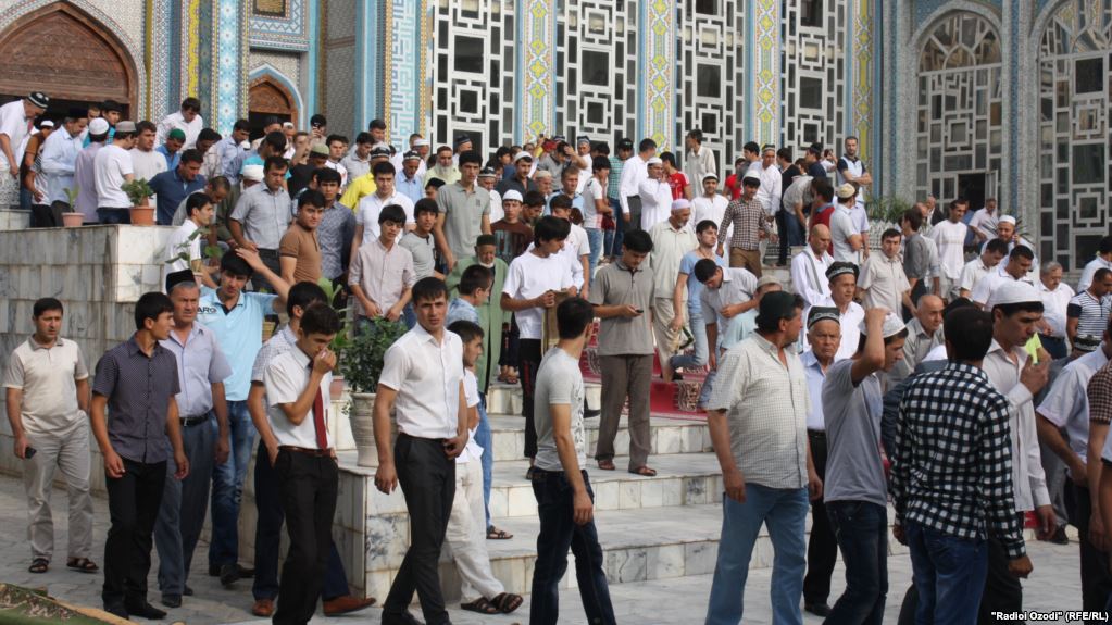 Жителей Таджикистана просят сдать садака аль-фитр главам махалли или имамам