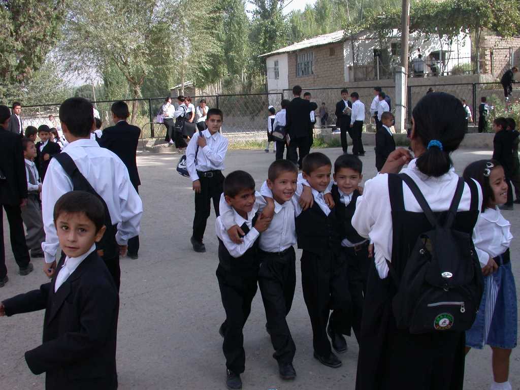 Минобразования обещает вернуть каникулы таджикским школьникам