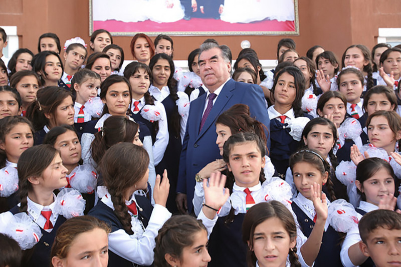 Получателей президентской стипендии в Таджикистане станет больше на 100