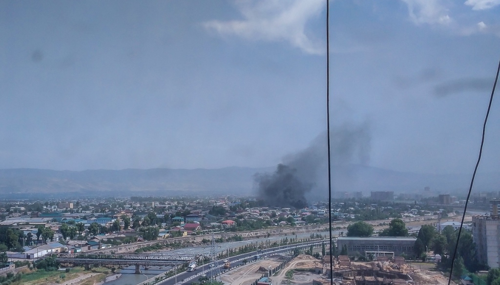 МВД: Пожар в Душанбе уничтожил крыши 5 домов. Жертв нет