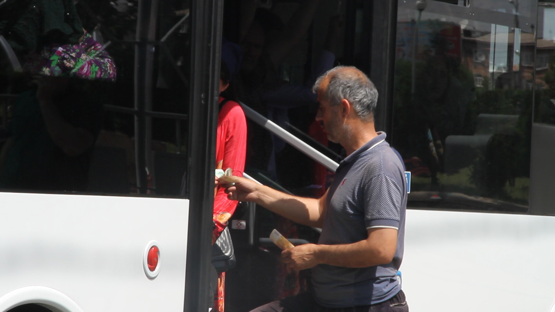 В Душанбе пытаются запретить оплату наличными в транспорте. Люди к этому не готовы