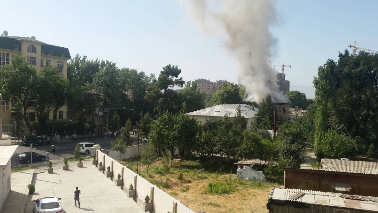 В Душанбе горит ресторан 