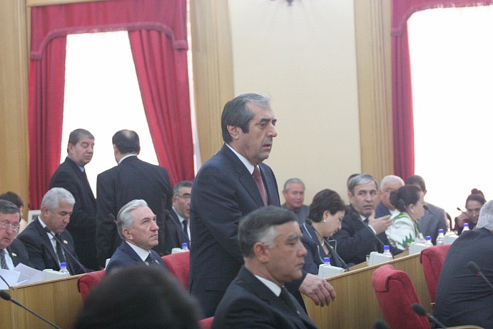 Досрочные выборы на места трех бывших сенаторов Таджикистана пройдут в июле
