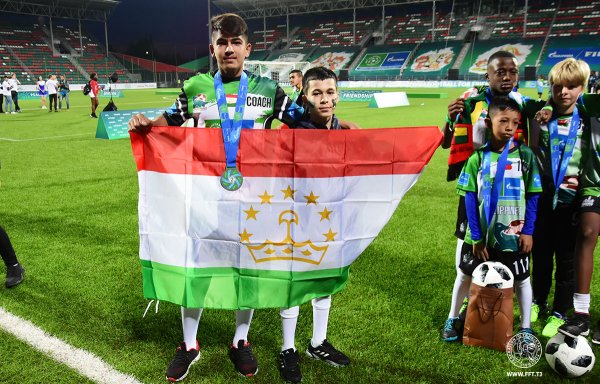 Команда юного тренера из Таджикистана выиграла «серебро» турнира «Футбол для дружбы» в Москве