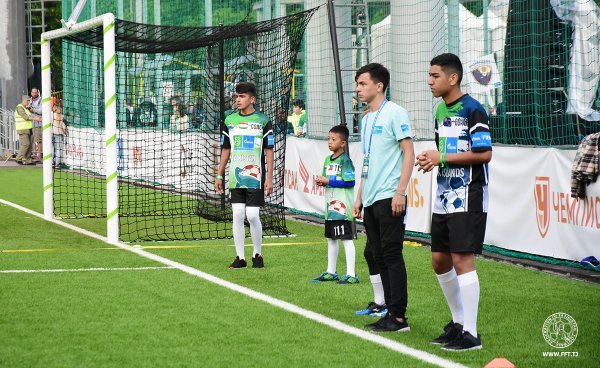 Команда юного тренера из Таджикистана выиграла «серебро» турнира «Футбол для дружбы» в Москве