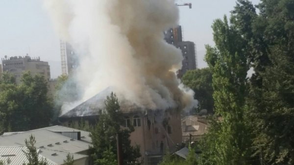 В Душанбе горит ресторан "Шукрона"