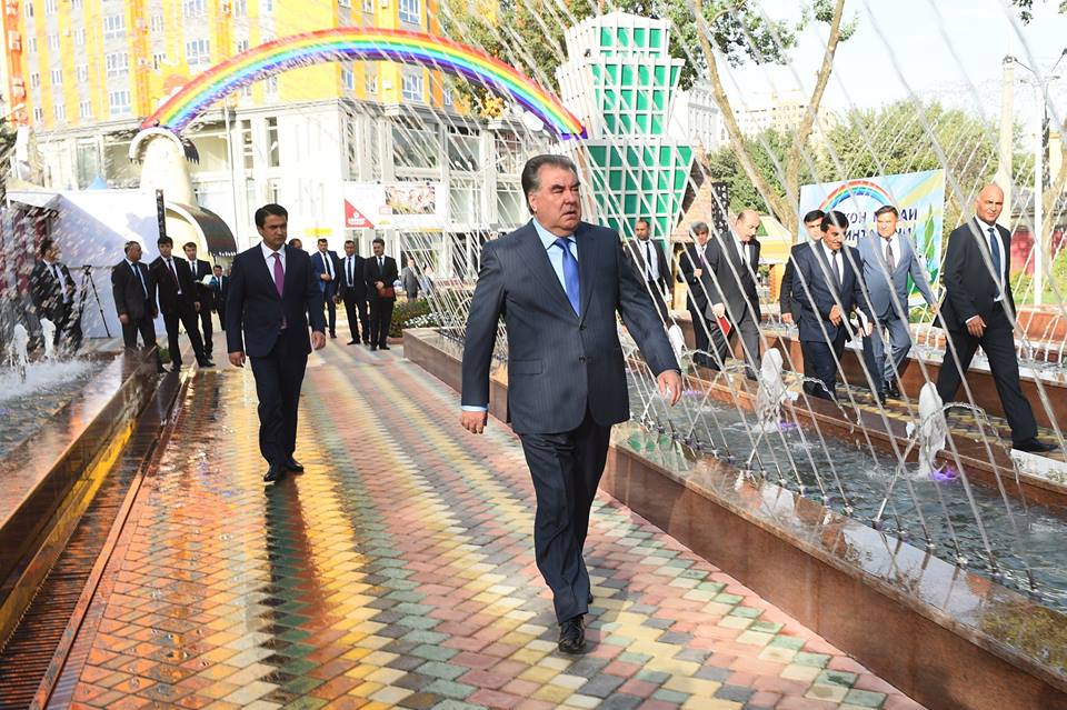 Эмомали Рахмон открыл в Душанбе обновленный «Детский парк»