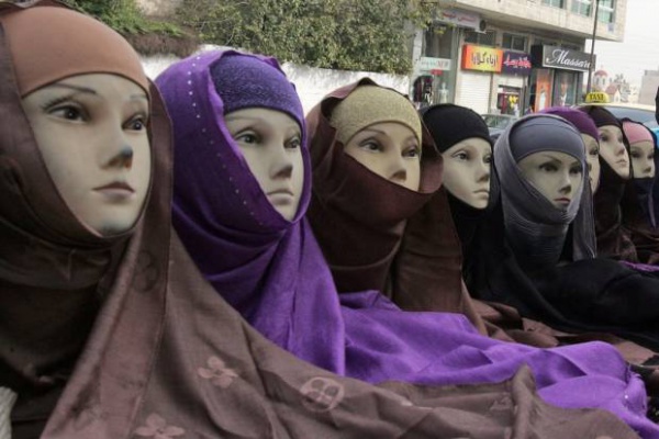 В хиджабе, но без шарфа: МВД РФ подготовило правила фотографирования трудовых мигрантов
