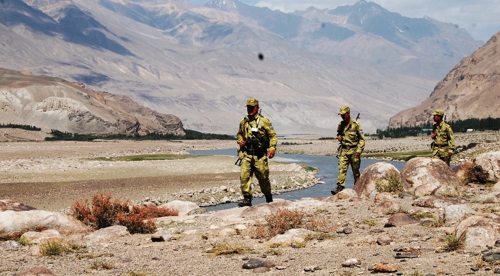 Афганские контрабандисты, сбегая, забыли в Таджикистане лодку и 31 кг опиатов