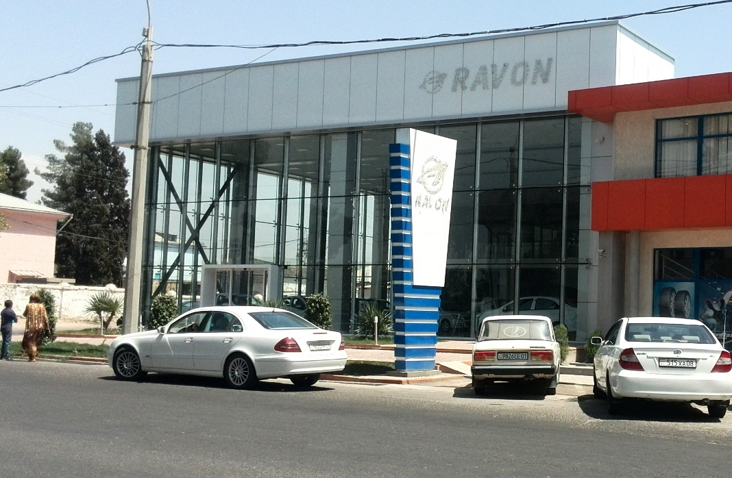 Первый салон по продаже узбекских автомобилей был открыт на улице Кахорова в Душанбе в сентябре 2017 года