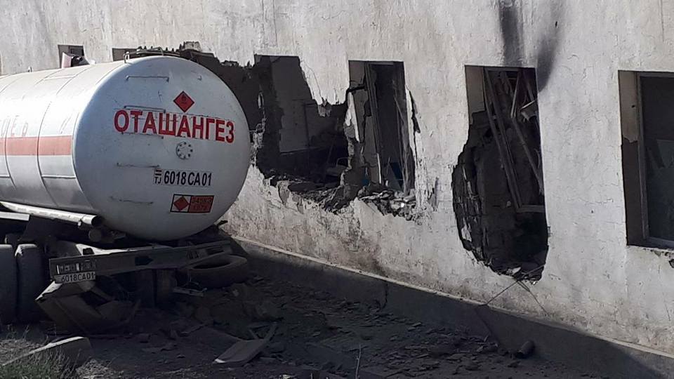 ЧП на трассе Душанбе-Худжанд: цистерна со сжиженным газом врезалась в здание. Погиб человек