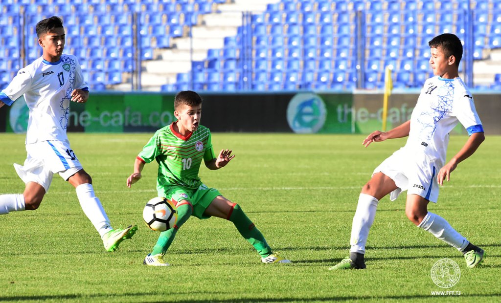 На чемпионате CAFA юные таджикские футболисты уступили своим сверстникам из Узбекистана