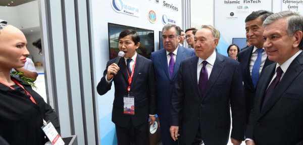 Назарбаев показал Жээнбекову, Мирзиееву и Рахмону Международный финансовый центр «Астана»