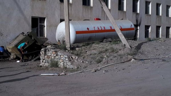 ЧП на трассе Душанбе-Худжанд: цистерна со сжиженным газом врезалась в здание. Погиб человек