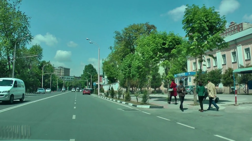 Рустам Эмомали поручил выявить лучшую улицу Душанбе