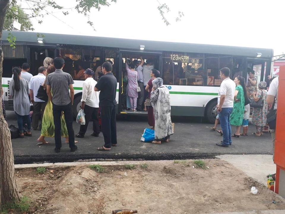 В Худжанде решили полностью перейти на автобусы, но 25 автобусов не выдержали пассажиропоток